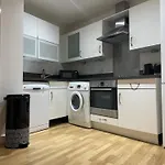Entire Town Centre 2 Bedroom Apartment Very Close To Beach