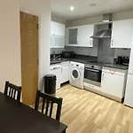 Entire Town Centre 2 Bedroom Apartment Very Close To Beach