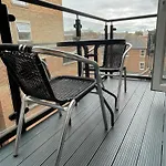 Entire Town Centre 2 Bedroom Apartment Very Close To Beach