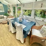 Garden Cottage - 3 Bedroom Close To Town And Beach