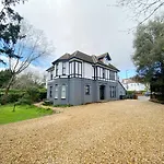 The Chine- A Spacious Studio Close To The Beach