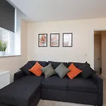 1 Bedroom Apartment In Bournemouth Town Centre - 5 Mins Walk From The Beach- Sleeps Up To 4