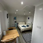 Peaceful Southbourne Studio - Pets Welcome