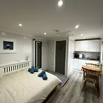 Peaceful Southbourne Studio - Pets Welcome