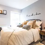 Stylish 1 Bed Apartment In Westbourne With Parking