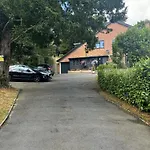 Tropical Retreat - 1 Bed Apartment, Quiet, Free Parking And Garden Use