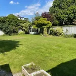 Charming Bournemouth House With Beautiful Spacious Gardens, 5 Min Drive To Beaches, Free Parking For 2-3 Cars