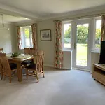 Charming Bournemouth House With Beautiful Spacious Gardens, 5 Min Drive To Beaches, Free Parking For 2-3 Cars