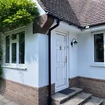 Charming Bournemouth House With Beautiful Spacious Gardens, 5 Min Drive To Beaches, Free Parking For 2-3 Cars