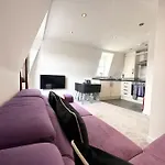 Central Flat With City Views - Newly Refurbished - Parking Included - Superfast Wifi