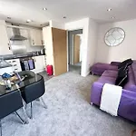 Central Flat With City Views - Newly Refurbished - Parking Included - Superfast Wifi