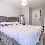 2 Bedroom Spacious Apartment Sleeps 5