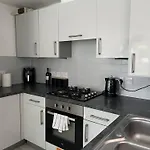 2 Bedroom Spacious Apartment Sleeps 5