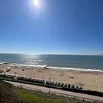 The Retreat - Large Luxury Apartment, Two Mins From Beach