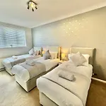 5 Bedroom House - Large Garden With Hot Tub - Sleeps 11 - Close To Beach - Free Parking