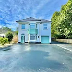 5 Bedroom House - Large Garden With Hot Tub - Sleeps 11 - Close To Beach - Free Parking