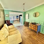5 Bedroom House - Large Garden With Hot Tub - Sleeps 11 - Close To Beach - Free Parking