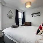 The Loft -Contractors, Professionals, Leisure Guests Parking, Wifi, Bh1, Sleeps Up To 8,
