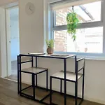 Central, Modern Apartment