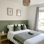 Central, Modern Apartment