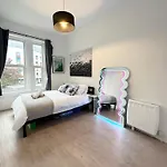 The City Surfer Apartment - By Coastline Retreats - Parking Included - Sleeps 5 - City Centre