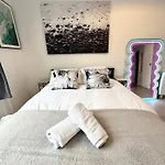 The City Surfer Apartment - By Coastline Retreats - Parking Included - Sleeps 5 - City Centre