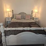 Cosy Bee And Apartment