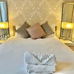 Glen Fern Lodge - Garden Apartment With Parking - Heart Of Bournemouth Town Centre - Close To Beach - Darts And Table Football - Sleeps 11