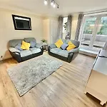 Glen Fern Lodge - Garden Apartment With Parking - Heart Of Bournemouth Town Centre - Close To Beach - Darts And Table Football - Sleeps 11