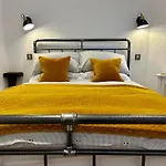 Newly Renovated Stunning Warehouse Apartment