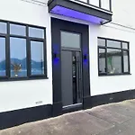 The Secret Agent Apartment - Brought To You By Coastline Retreats - Brand New - 2 Mins Walk To Beach - Childrens Play Den - Pool Table - Time Crisis Arcade Machine