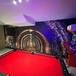 The Secret Agent Apartment - Brought To You By Coastline Retreats - Brand New - 2 Mins Walk To Beach - Childrens Play Den - Pool Table - Time Crisis Arcade Machine
