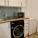 The Sand Bank - Flat 1, Central Bournemouth Apartment, Sleeps 4, 7 Min From The Beach, Pet Friendly, Parking, Wifi, Kitchen And Washer