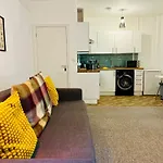 The Sand Bank - Flat 1, Central Bournemouth Apartment, Sleeps 4, 7 Min From The Beach, Pet Friendly, Parking, Wifi, Kitchen And Washer