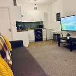 The Sand Bank - Flat 1, Central Bournemouth Apartment, Sleeps 4, 7 Min From The Beach, Pet Friendly, Parking, Wifi, Kitchen And Washer