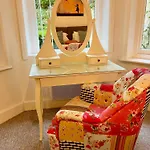 The Sand Bank - Flat 1, Central Bournemouth Apartment, Sleeps 4, 7 Min From The Beach, Pet Friendly, Parking, Wifi, Kitchen And Washer