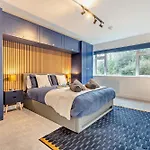 Chines Charm Stylish 3-Bedroom Bournemouth Beach Apartment