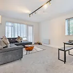 Chines Charm Stylish 3-Bedroom Bournemouth Beach Apartment