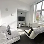 Beautiful 1 Bedroom Self Contained Apartment, Allocated Parking, Gym And Pool Table, Near To Seafront And Highstreet