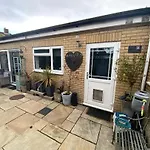 Secret Gem 1 Bed Garden Flat Private Luxury Hot Tub