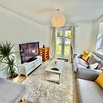 Bright 3 Bed Beach Escape With Garden And Parking - Two Bathrooms - Wifi - Close To Town And Beach!