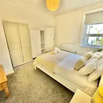Bright 3 Bed Beach Escape With Garden And Parking - Two Bathrooms - Wifi - Close To Town And Beach!