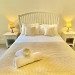 Bright 3 Bed Beach Escape With Garden And Parking - Two Bathrooms - Wifi - Close To Town And Beach!