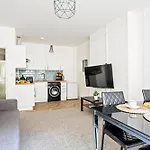 The Sand Bank - Flat 1, Cosy, Central Bournemouth, Sleeps 4, 7 Min From The Beach, Pet Friendly, Parking, Wifi, Kitchen,Washer,Private Exit
