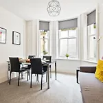 The Sand Bank - Flat 1, Cosy, Central Bournemouth, Sleeps 4, 7 Min From The Beach, Pet Friendly, Parking, Wifi, Kitchen,Washer,Private Exit