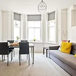 The Sand Bank - Flat 1, Cosy, Central Bournemouth, Sleeps 4, 7 Min From The Beach, Pet Friendly, Parking, Wifi, Kitchen,Washer,Private Exit