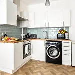 The Sand Bank - Flat 1, Cosy, Central Bournemouth, Sleeps 4, 7 Min From The Beach, Pet Friendly, Parking, Wifi, Kitchen,Washer,Private Exit