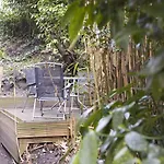 Large 2 Bedroom Apt - Near Beach - Free Parking