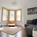 Large 2 Bedroom Apt - Near Beach - Free Parking