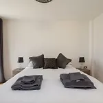 Stunning Contemporary Apartment - Free Parking - 5 Minute Walk To The Beach - Great Location - Fast Wifi - Smart Tv With Netflix Included - Contractor Friendly - Perfect For Short And Long Stays